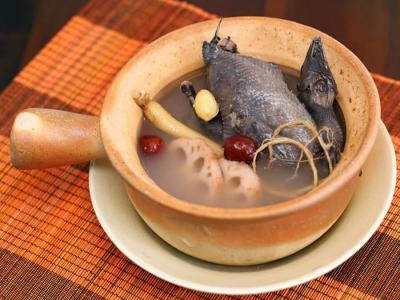 ai không nên ăn gà ác tiềm thuốc bắc