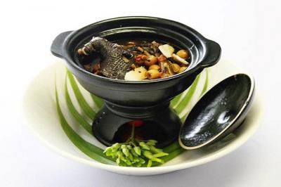 bà đẻ ăn gà ác tiềm thuốc bắc được không